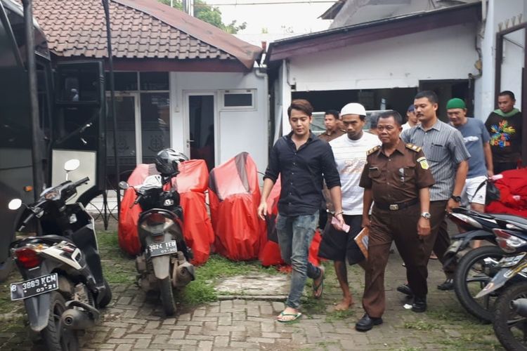 Artis peran Kriss Hatta saat dipindahkan dari Kejaksaan Negeri Bekasi ke Rumah Tahanan Bulak Kapal Bekasi, Selasa (9/4/2019)0