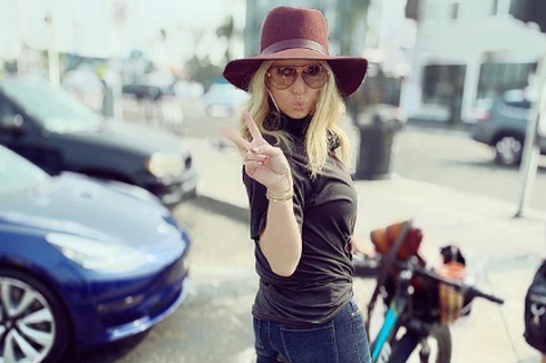 Jessica Simpson Bergaya Pakai Sepeda Pinjaman, Curi Perhatian Netizen