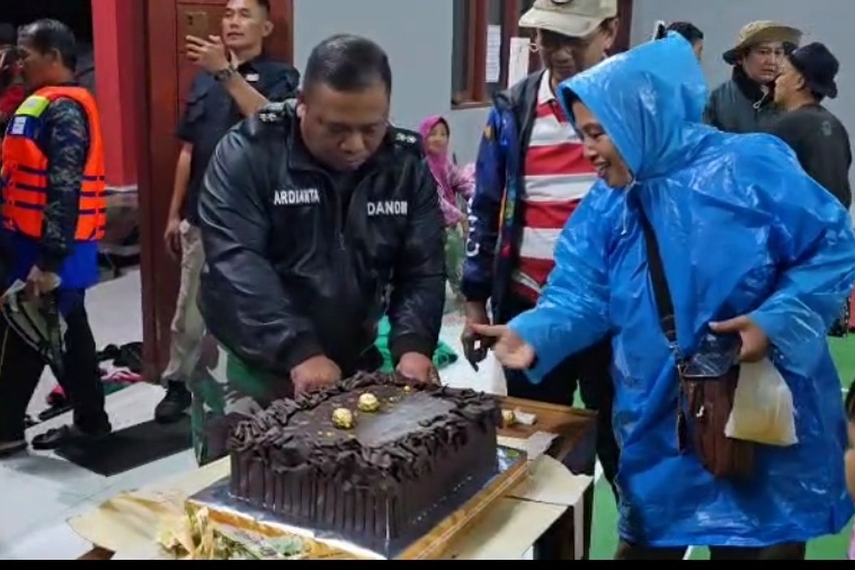 Momen Dandim Kebumen Bagi-bagi Kue Ulang Tahun dari Mensesneg Prasetyo Hadi ke Anak-anak Pengungsi Banjir...