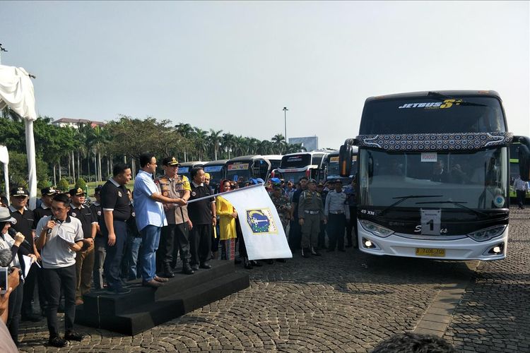 Pelepasan kegiatan mudik gratis yang diadakan Pemprov DKI Jakarta oleh Gubernur Anies Baswedan di Monas pada 30 Mei 2019.