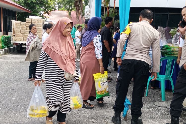 Demi Kue Lebaran, Emak-emak di Pekanbaru Rela Antre Sembako Murah Sejak Subuh