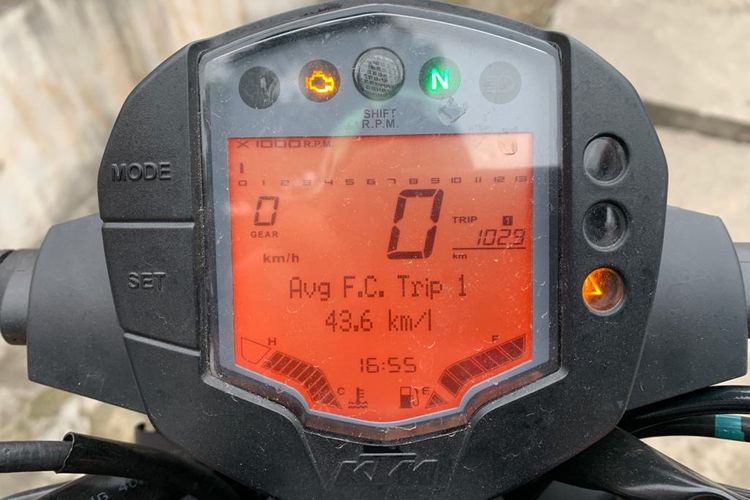 Layar instrumen KTM Duke 200 mencatat konsumsi BBM hasil MID