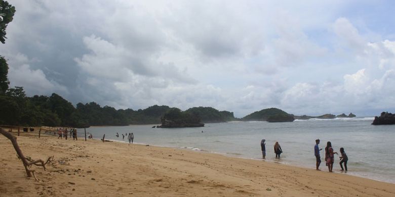 Sejumlah wisatawan saat menikmati Pantai Kondang Merak yang ada di dalam kawasan hutan lindung Kondang Merak, Kecamatan Bantur, Kabupaten Malang bagian selatan, Minggu (31/12/2017).