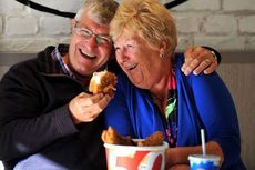 Ayam Tepung, Kunci Bahagia Pasangan yang Telah Menikah 44 Tahun Ini