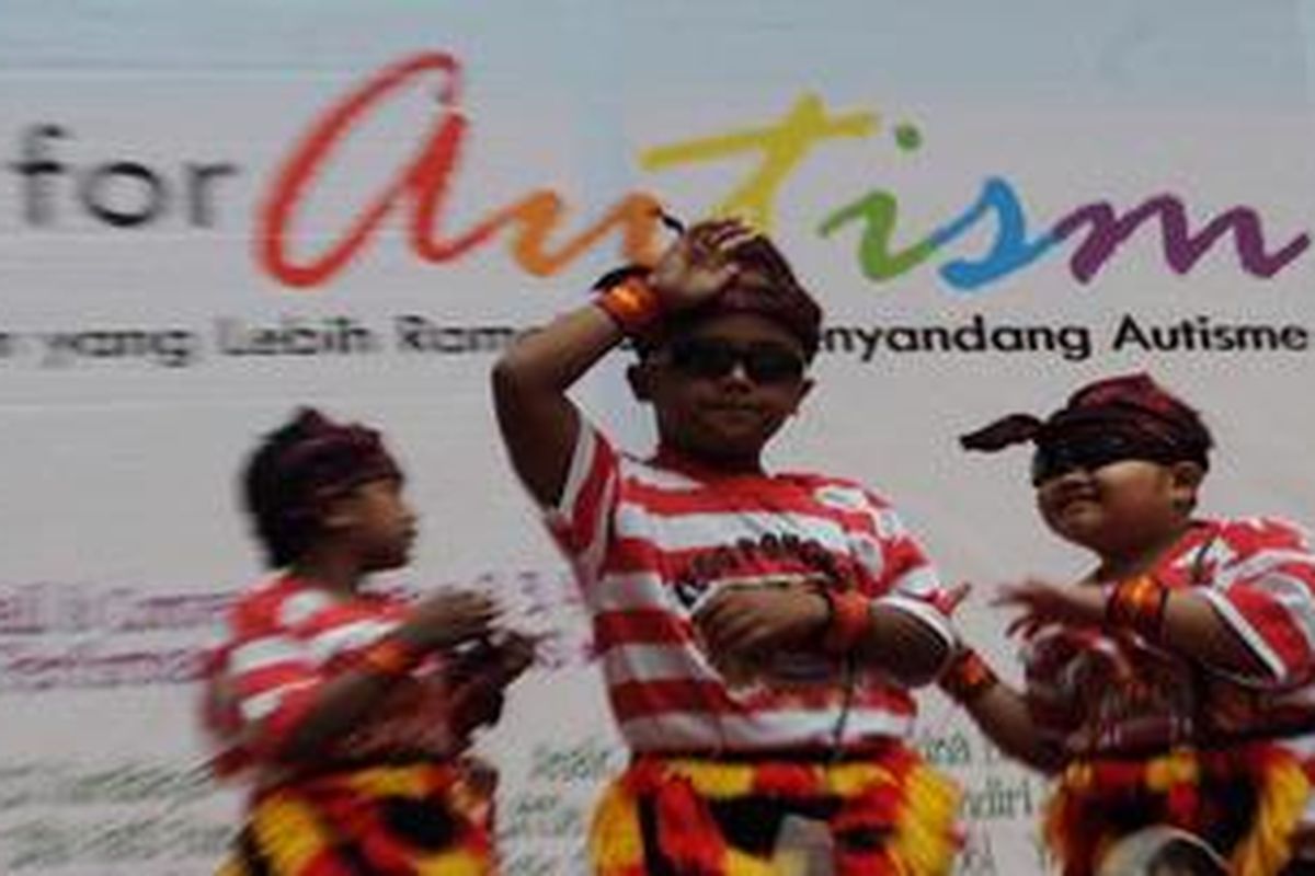 Anak penderita autisme membawakan Tari Jaranan saat acara Art For Autism dalam rangka Hari Autis Sedunia  di Grand City, Surabaya, Jawa Timur, Selasa (2/4/2013). Kegiatan untuk mengajak masyarakat untuk tidak mengucilkan penderita autis karena dengan bimbingan yang benar penderita autis mampu berkarya seperti halnya orang normal.

