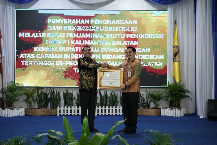 Bupati Hulu Sungai Tengah (HST) Aulia Oktafiandi menerima penghargaan dari Kementerian Pendidikan, Kebudayaan, Riset dan Teknologi (Kemendikbud Ristek) atas capaian Indeks Standar Pelayanan Minimal (SPM) bidang pendidikan tertinggi se-Kalimantan Selatan (Kalsel) Tahun 2024 dalam acara Ekspose Rapor Pendidikan Kabupaten HST Tahun 2024 di Pendopo HST, Kamis (28/3/2024).
