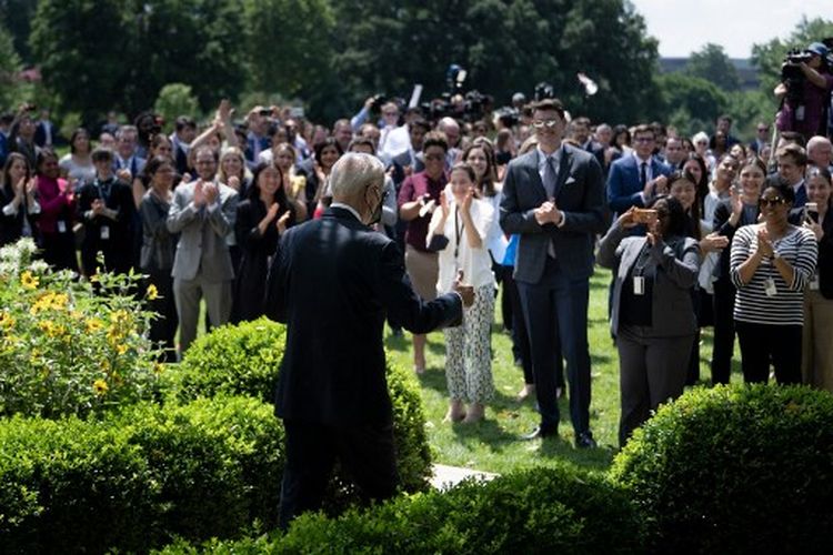 Anggota staf melihat ketika Presiden AS Joe Biden tiba untuk menyampaikan pidato di Rose Garden Gedung Putih di Washington, DC, pada 27 Juli 2022.
