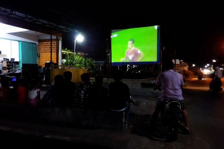 Tetangga kiper Timnas Nadeo Argawinata menggelar nobar final piala AFF 2020 di Desa Tawang, Kecamatan Wates, Kabupaten Kediri,Jawa Timur, Rabu (29/12/2021).