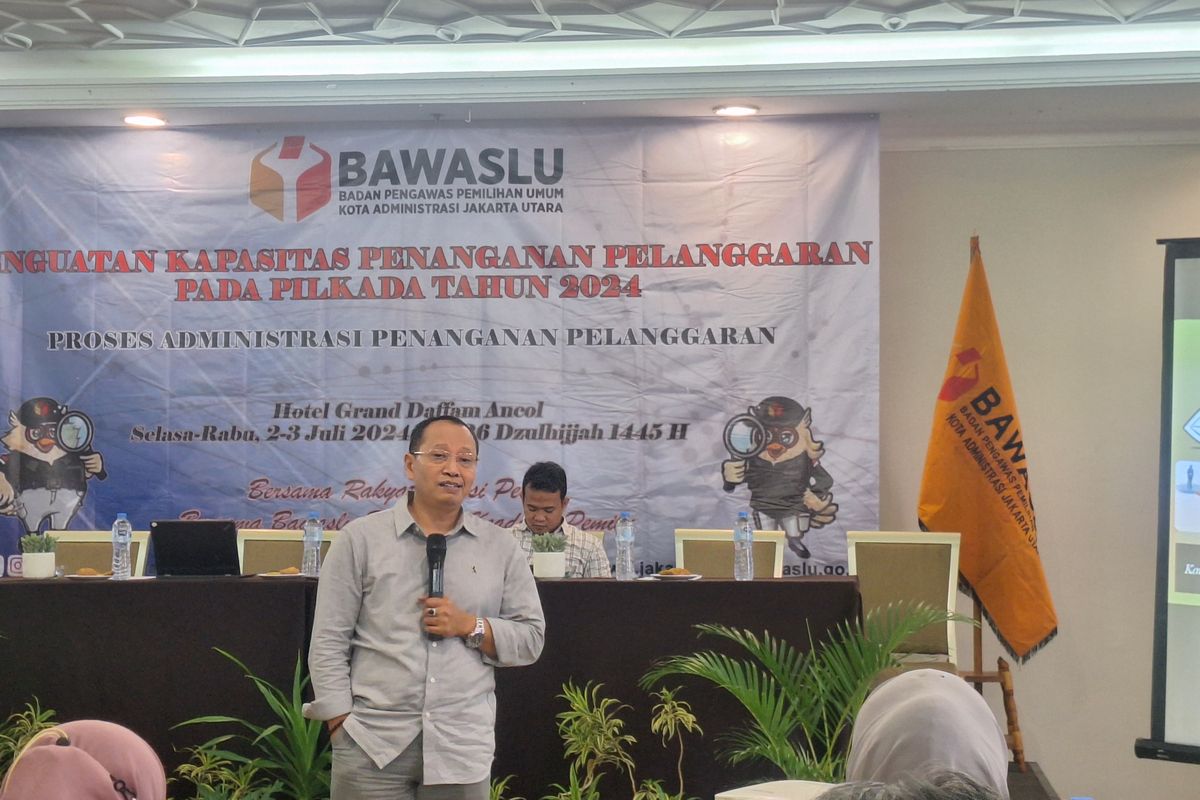 Peneliti sekaligus Direktur Indonesian Public Institute (IPI), Karyono Wibowo menjadi pemateri di acara pembinaan panwascam Bawaslu Jakarta Utara di Hotel Grand Dafam Ancol. Selasa (2/7/2024). 