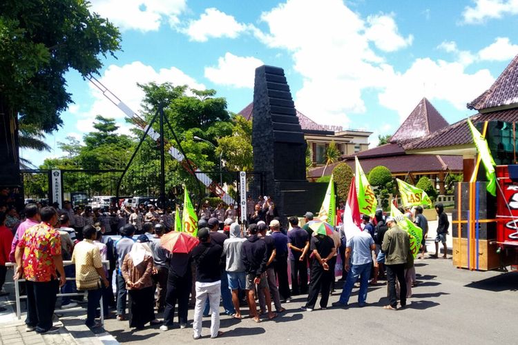 Ratusan ketua RT dan RW dari 28 kelurahan di Kabupaten Blitar menggelar unjuk rasa di depan Kantor Pemkab Blitar menuntut kenaikan honor bulanan, Rabu (20/12/2023)