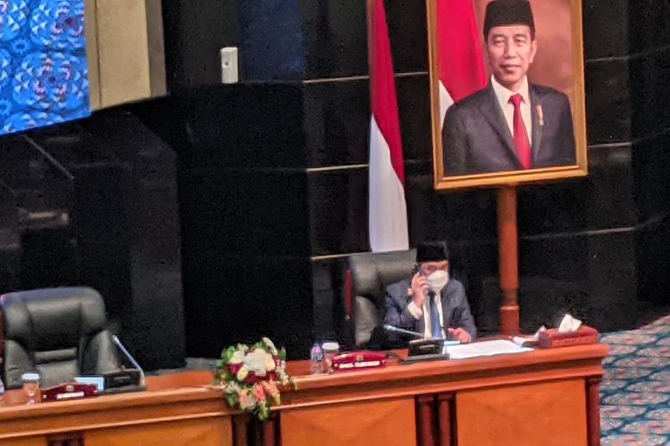 Wakil Gubernur DKI Jakarta Ahmad Riza Patria menghadiri Rapat Paripurnaan DPRD DKI Jakarta, Senin (14/12/2020)