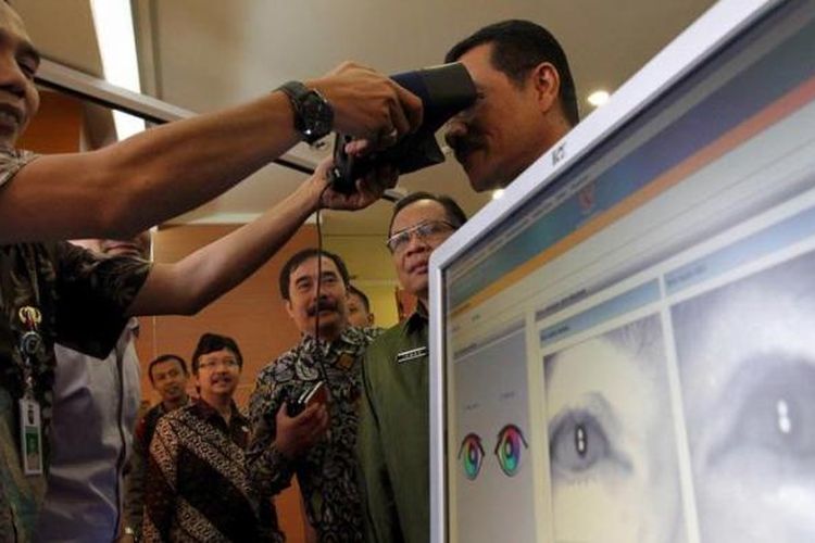 Petugas memindai iris mata Menteri Dalam Negeri Gamawan Fauzi untuk mencari data e-KTP miliknya di Kementerian Dalam Negeri, Jakarta Pusat, Kamis (8/11/2012). Mendagri menyatakan telah berhasil memenuhi target perekaman e-KTP dengan target 172.015.400 wajib KTP lebih cepat 55 hari daripada tenggat waktu yang ditentukan yaitu 31 Desember 2012.

