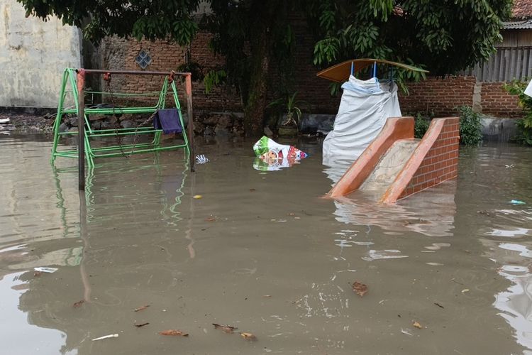 Warga Komplen Cingcin Permata Indah (CPI), Desa Gandasari, Kecamatan Katapang, Kabupaten Bandung, Jawa Barat, tetap beraktivitas meski banjir setinggi satu meter kerap merendam rumah mereka saat musim hujan datang, Selasa (12/11/2024)