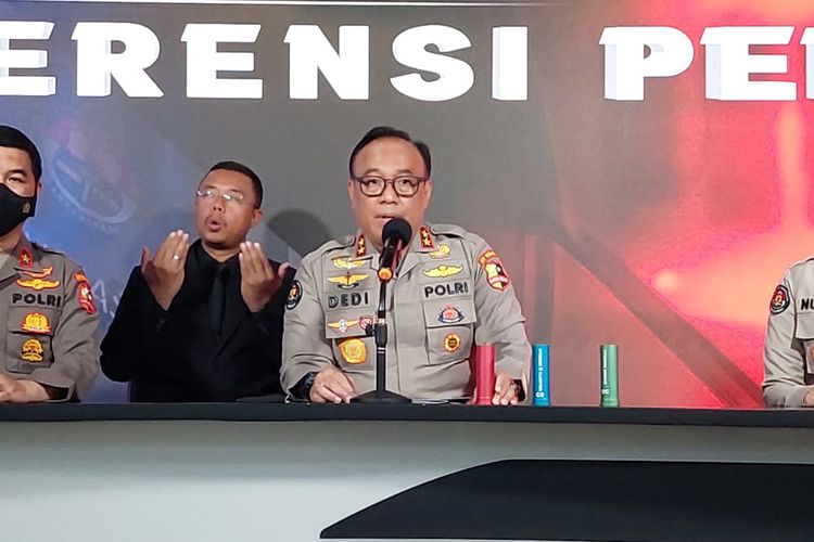 Kepala Divisi Humas Polri Irjen Dedi Prasetyo di Mabes Polri, Jakarta, Senin (10/10/2022).