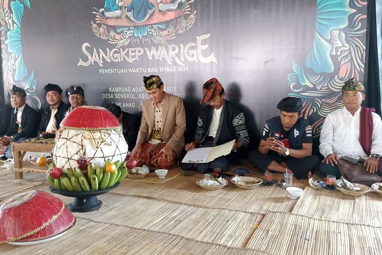 Sangkep Warige atau musyawarah penentuan tanggal Bau Nyale di pantai Selatan Lombok, Nusa Tenggara Barat, yang berada di Desa Ende, Minggu (14/1/2024).