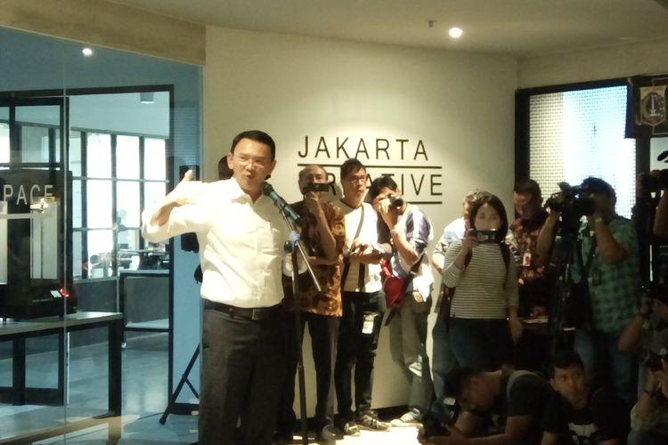 Gubernur DKI Jakarta Basuki Tjahaja Purnama saat meresmikan Jakarta
Creative Hub. Adapun Jakarta Creative Hub merupakan wadah bagi para anak
muda untuk mengembangkan kreatifitasnya, Rabu (1/3/2017). Kompas.com/Kurnia
Sari Aziza
