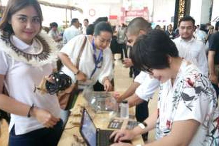 Pembagian gelang gratis berlogo KG di Booth Kompas Gramedia, acara APMF, Nusa Dua Bali, Kamis(12/5/2016) 