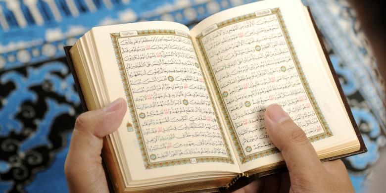 Membaca Al Quran.