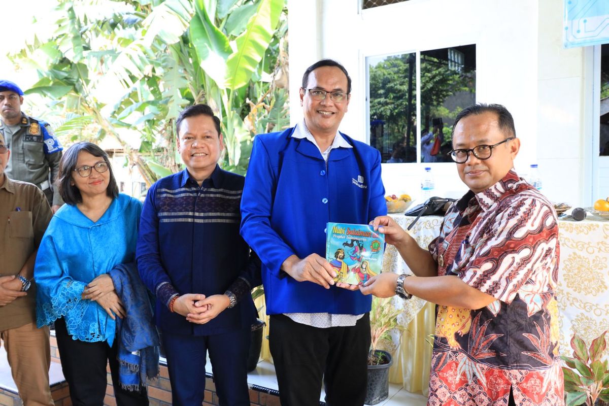 Mahasiswa Magister Ilmu Komunikasi Politik Universitas Paramadina gelar program pemberdayaan masyarakat dan bakti sosial di Pondok Pesantren Darul Futuuh, Kampung Kandang Kecil, Harapan Mulya, Kota Bekasi, Sabtu (16/12/2023).