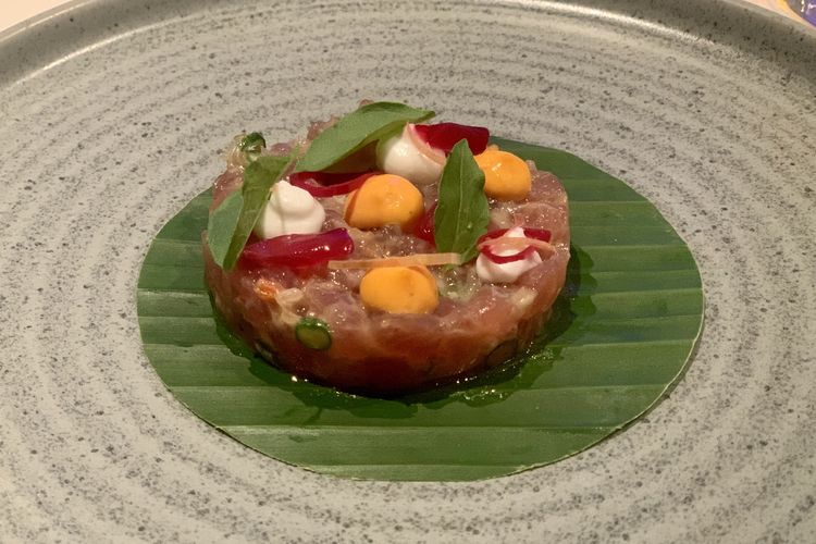 Tuna Sambal Kecombrang yang disajikan dalam santap malam di acara  The Launch Event of Future of Food 2026 di The Westin Jakarta, Selasa (14/10/2025). 