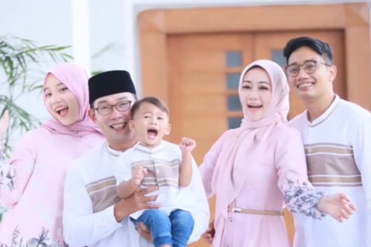 Gubernur Jawa Barat Ridwan Kamil saat berfoto bersama merayakan Idul Fitri 2022 di Bandung. 