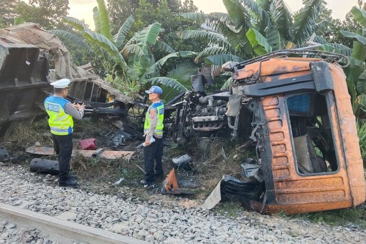 Detik-detik Tabrakan KA Putri Deli dengan Dump Truk hingga Terbelah Dua di Perlintasan Tanpa Palang 