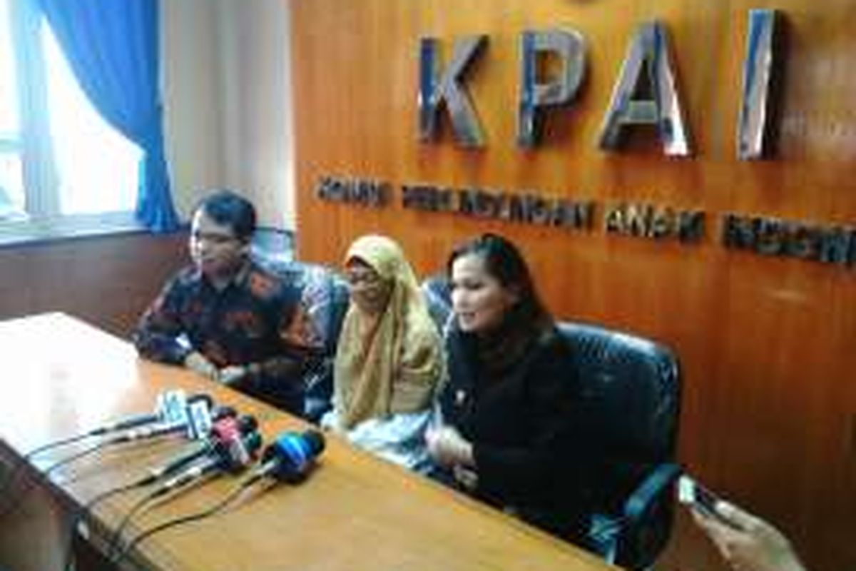 Dari kiri foto Wakil Ketua KPAI Susanto, Ibu artis MF, JS, dan Komisioner KPAI Erlinda, saat jumpa pers di kantor KPAI, Menteng, Jakarta Pusat. Jumat (24/6/2016)