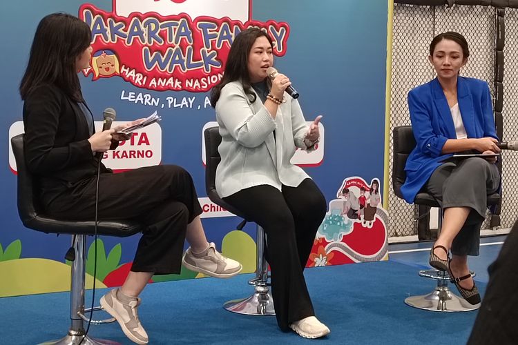 Co-founder Malo Enterprise, Felicia Debora (tengah) saat peluncuran Jakarta Family Walk di Decathlon Pondok Indah, Jakarta Selatan, Kamis (26/6/2025).