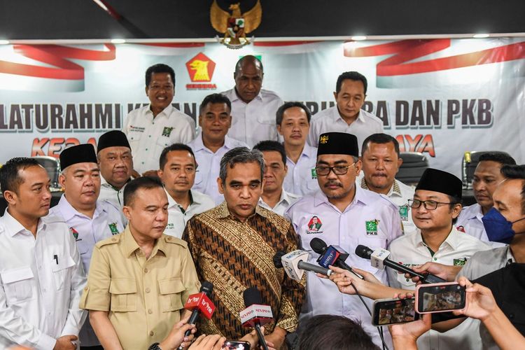 Ketua Harian DPP Partai Gerindra Sufmi Dasco Ahmad (ketiga kiri), Sekjen Partai Gerindra Ahmad Muzani (tengah), Sekjen PKB Hasanuddin Wahid (kanan), dan Wakil Ketua Umum bidang Pemenangan Pemilu PKB Jazilul Fawaid (ketiga kanan) bersama sejumlah pengurus partai menjawab pertanyaan wartawan usai melakukan pertemuan di Jakarta, Kamis (30/6/2022). Pertemuan tersebut dalam rangka silaturahmi lanjutan atas pertemuan Partai Gerindra dengan PKB di Kertanegara untuk menyiapkan Pileg, Pilpres dan Pilkada di Pemilu 2024 mendatang. ANTARA FOTO/Galih Pradipta/foc.