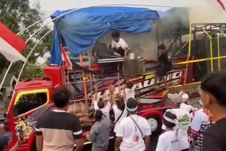 Sound horeg mengasap setelah genset mengalami korsleting akibat percikan air hujan saat karnaval di Kelurahan Ledug, Kecamatan Prigen, Kabupaten Pasuruan Jawa Timur, Selasa (19!08/2025). . Sejumlah penonton pun langsung menjauh karena takut meledak. 