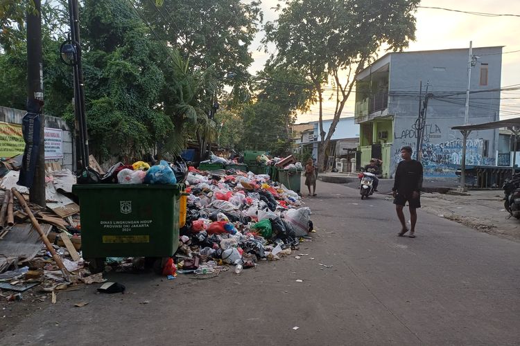 Sampah di Komplek UKA Meluber hingga Tutupi Setengah Jalan