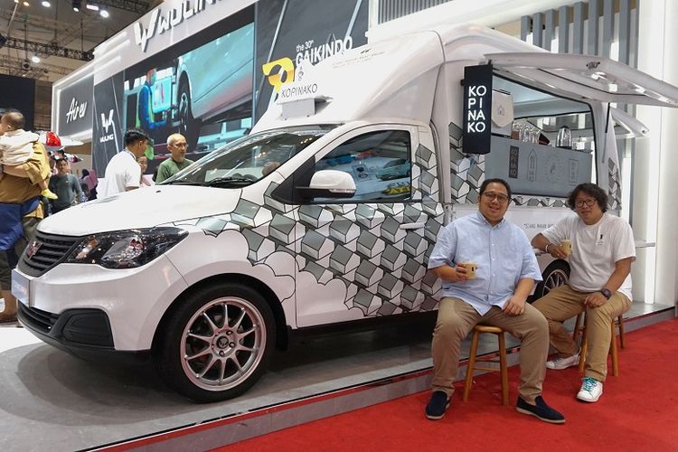 Public Relations Manager Wuling Motors Brian Gomgom dan Direktur PT Jendela Kuliner Bersama (Kopi Nako) JB Khrisna Susanto optimis Formo Max dapat diandalkan untuk mendukung segala jenis usaha.