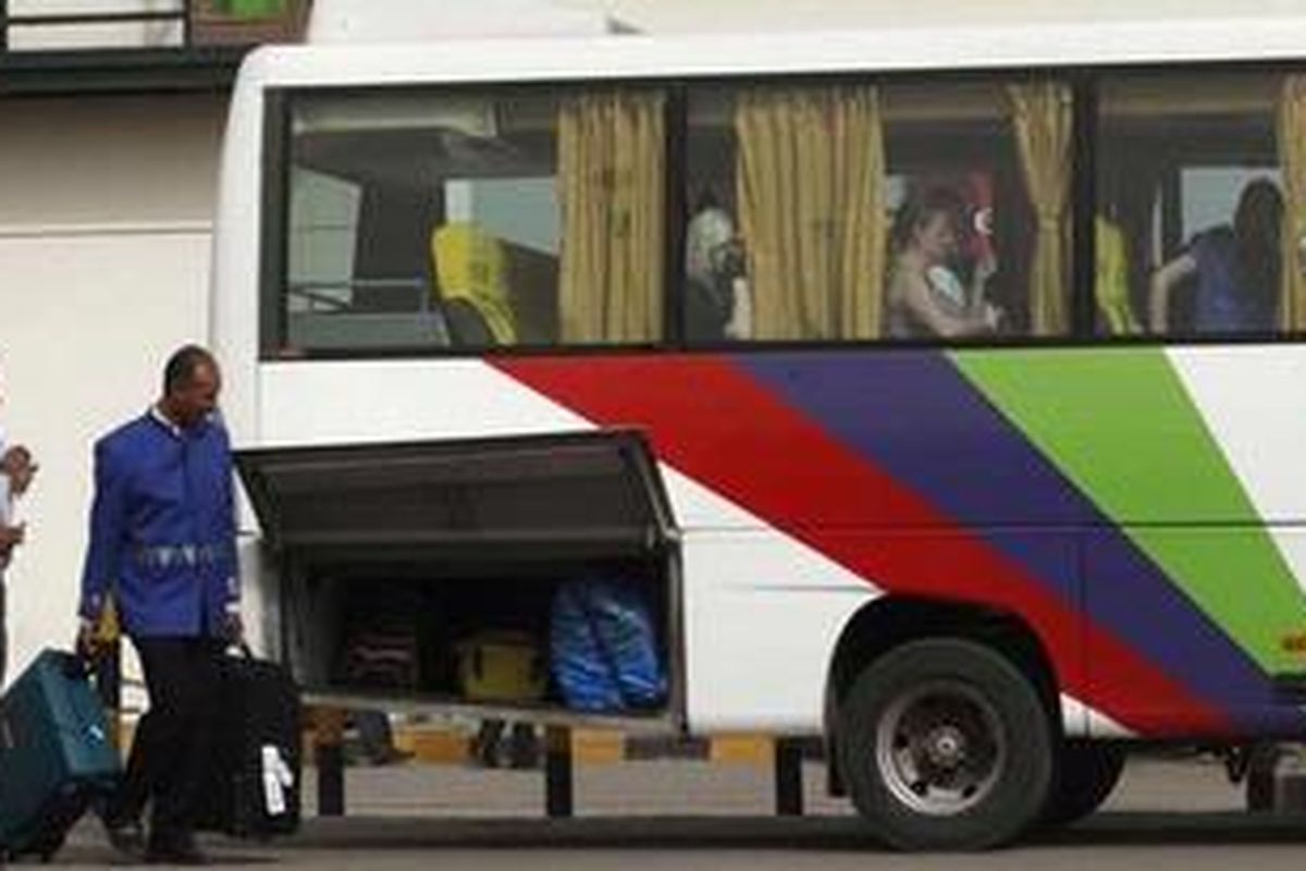 Turis asing masuk ke bus di dekat tempat wisata Piramida Giza, Mesir, Sabtu (29/1/2011). Tempat wisata tersebut kini ditutup pihak militer setelah kerusuhan melanda Mesir.