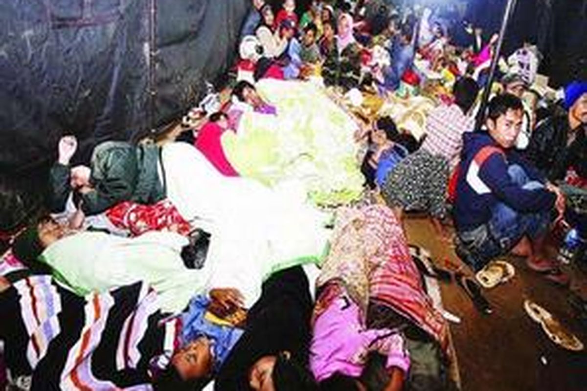 Warga di Desa Jayapura, Kecamatan Cigalontang, Kabupaten Tasikmalaya, Jawa Barat, mengungsi di tenda-tenda darurat, Rabu (2/9). Gempa yang terjadi pukul 14 . 55 berkekuatan 7,3 skala Richter dan berpusat di kedalaman 30 kilometer di bawah dasar Samudra Indonesia, atau 142 kilometer barat daya Kabupaten Tasikmalaya, terasa di sejumlah tempat di Indonesia dan mengakibatkan sejumlah rumah warga desa setempat hancur. Warga mengungsi di sejumlah tenda darurat karena masih trauma atas musibah ini. 