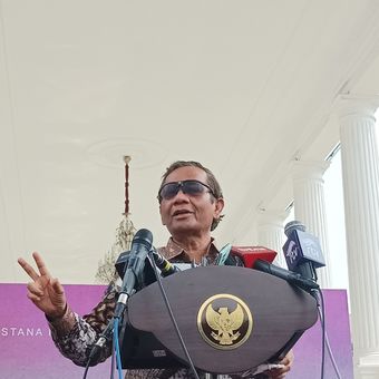 Pelaksana Tugas (Plt) Menkominfo Mahfud MD memberikan keterangan pers usai bertemu dengan Presiden Joko Widodo di Istana Kepresidenan, Jakarta pada Senin (22/5/2023).