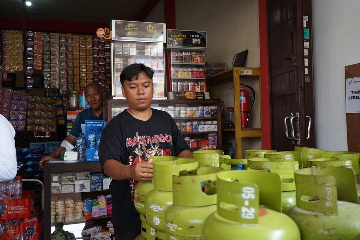 Pedagang menata elpiji 3 kilogram di toko.