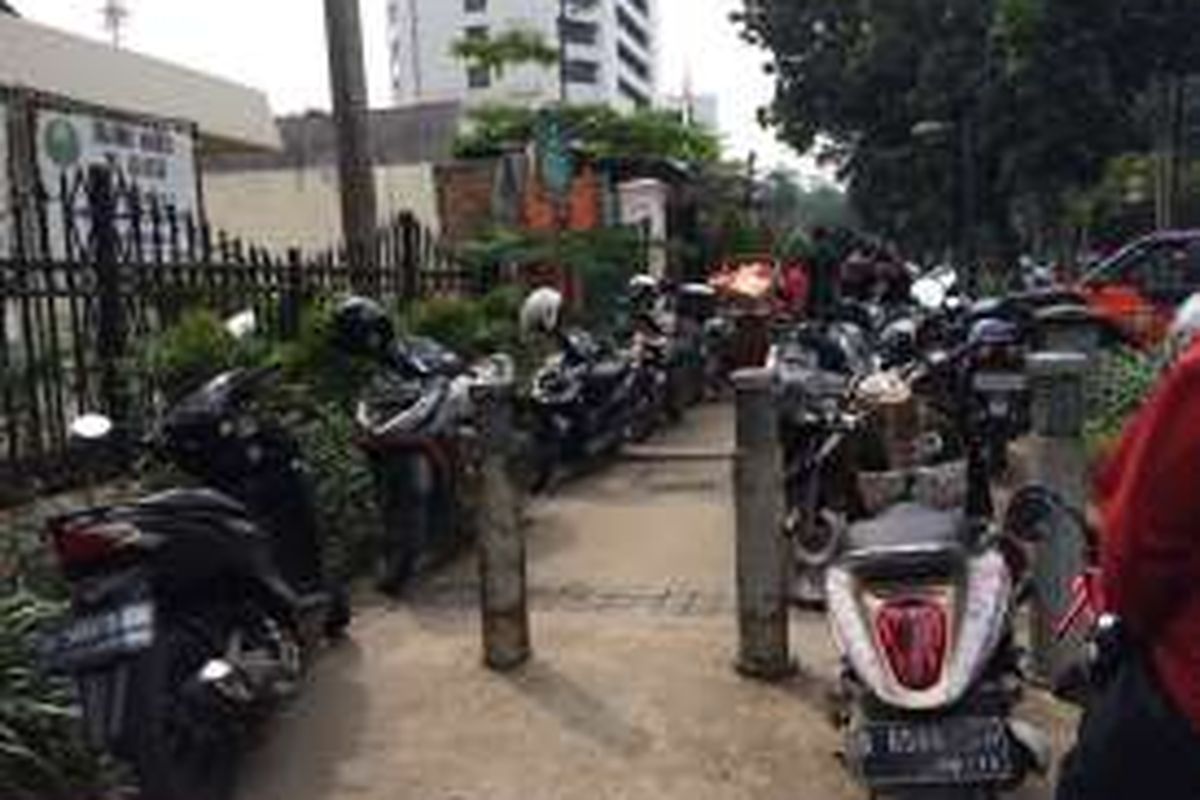 Parkir liar di depan Gedung DPRD DKI, Jalan Kebon Sirih, Jumat (3/6/2016). Motor-motor diparkir di jalan tersebut karena ada larangan membawa kendaraan bagi PNS pada minggu pertama tiap bulannya. 