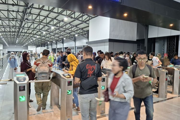 Kebakaran di Dekat Rel Tenjo-Tigaraksa Hambat Perjalanan KRL, Penumpang Tertahan 30 Menit