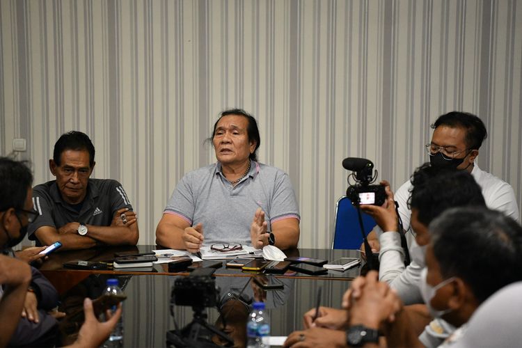 Ketua Umum NPC Indonesia Senny Marbun memberikan keterangan pers didampingi oleh Sekjen INASPOC, Rima Ferdianto dan Kabid Organisasi Heri Isranto.