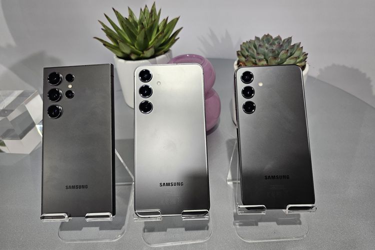 Samsung S24 Ultra Titanium Black, Samsung S24 Plus dan Samsung S24 reguler varian Onyx Black.
