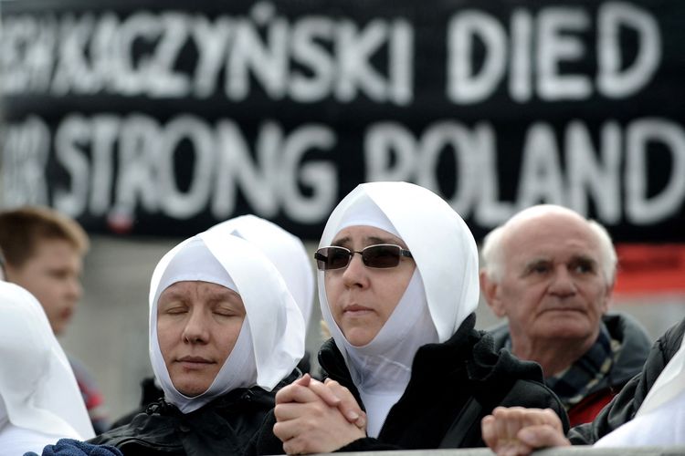 Biarawati berduka dalam upacara duka untuk publik yang digelar di alun-alun Pilsudski di Warsawa, Polandia, pada Sabtu (17/4/2010), untuk 96 korban kecelakaan pesawat pada Sabtu (10/4/2010) di Smolensk, Rusia, yang antara lain menewaskan Presiden Polandia Lech Kaczynski dan istrinya, Maria. Puluhan ribu pelayat berkumpul di alun-alun Warsawa yang bersejarah pada Sabtu itu, untuk upacara publik bagi Presiden Lech Kaczynski dan 95 korban lain dari tragedi sepekan sebelumnya itu. 