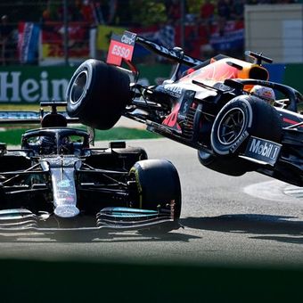 Tabrakan yang melibatkan Max Verstappen dan Lewis Hamilton pada Formula 1 Grand Prix Italia di Sirkuit Monza, 12 September 2021.