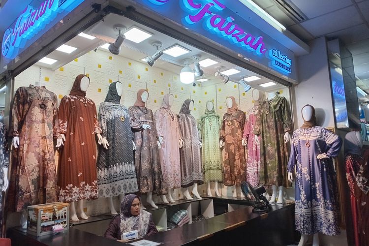 Penampakan salah satu toko baju muslim yang menjual gamis di Blok B Tanah Abang, Jakarta Pusat, Kamis (4/4/2024).