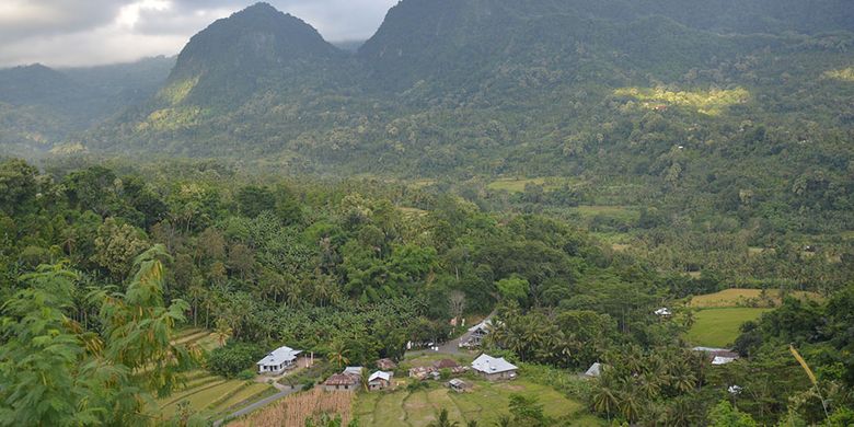 Kawasan Lembah Sawu di bawah kaki gunung api Ebulobo, Kecamatan Mauponggo, Kabupaten Nagekeo, NTT, Kamis (28/2/2019). Kawasan ini sebagai pos untuk trekking ke puncak gunung api Ebulobo.