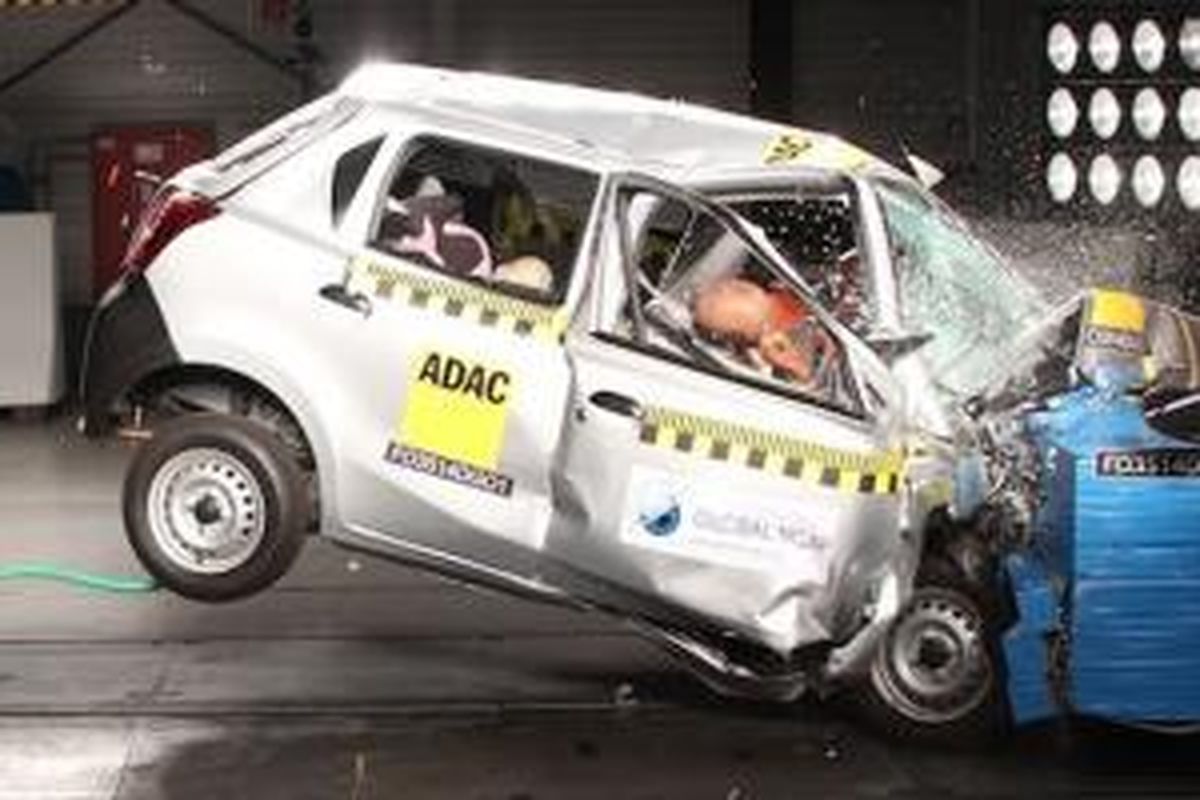 Datsun GO sedang diuji tabrak oleh ASEAN NCAP