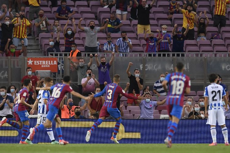 Bek Barcelona Gerard Pique merayakan golnya ke gawang Real Sociedad pada laga pekan pertama Liga Spanyol 2021-2022 di Stadion Camp Nou, Senin (16/8/2021) dini hari WIB. 