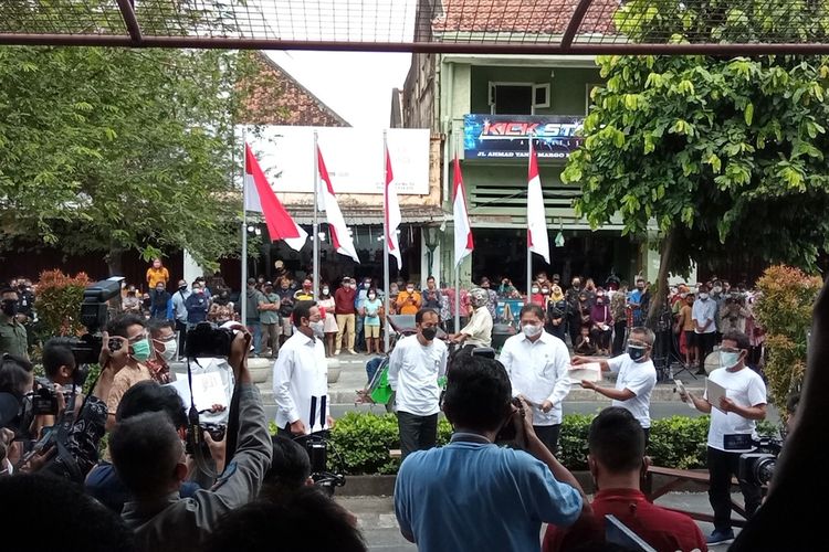 Jokowi, dan Airlangga saat dialog dengan warga di Jalan Malioboro, Sabtu (9/10/2021)