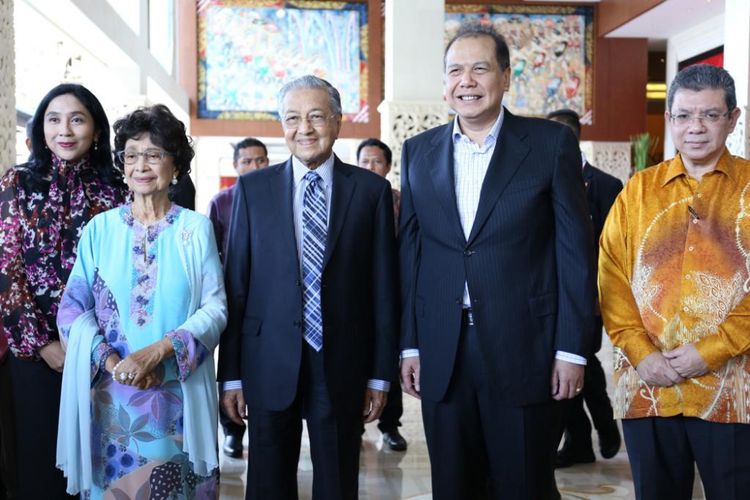 Perdana Menteri Malaysia Tun Mahathir Mohamad beserta ibu negara Tun Dr. Siti Hasmah disambut hangat oleh pemilik The Trans Resort Bali, Bapak Chairul Tanjung yang didampingi oleh Ibu Anita Tanjung