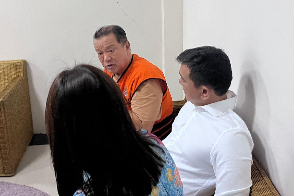 WNA asal Korea Selatan berinisial YKY (72) yang jadi tersangka kasus tambang pasir ilegal saat berada di kantor Dinas Kehutanan Sulbar, Kamis (5/9/2024).