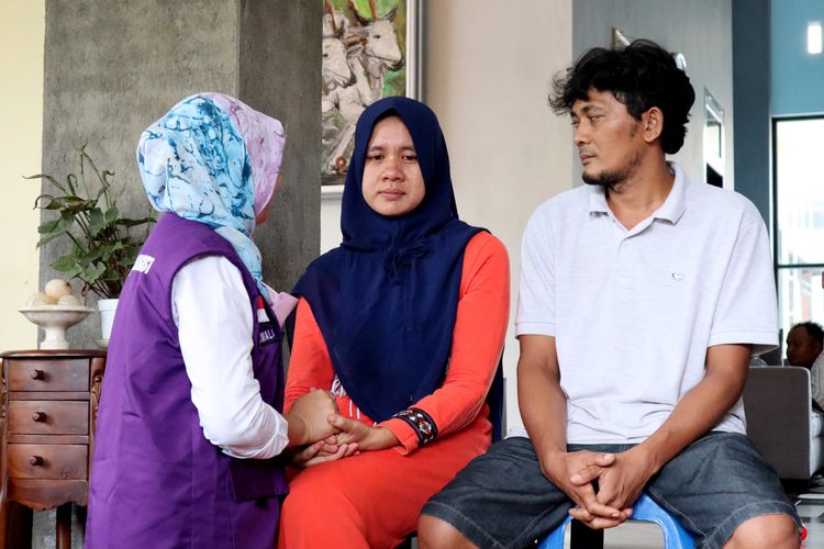 Kedua orang tua dari korban Tragedi Kanjuruhan Gabrielle Fenindra Yudha Putra yang meninggal sedang berbincang dengan psikolog dirumahnya di Kabupaten Malang, Rabu (12/10/2022) siang. 